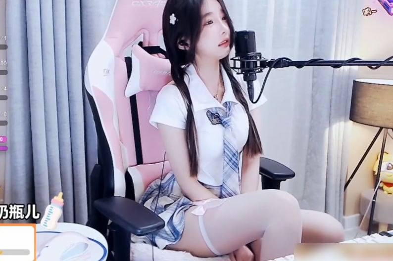 小小奶瓶儿讨论问题早期直播切片-[小小奶瓶儿]