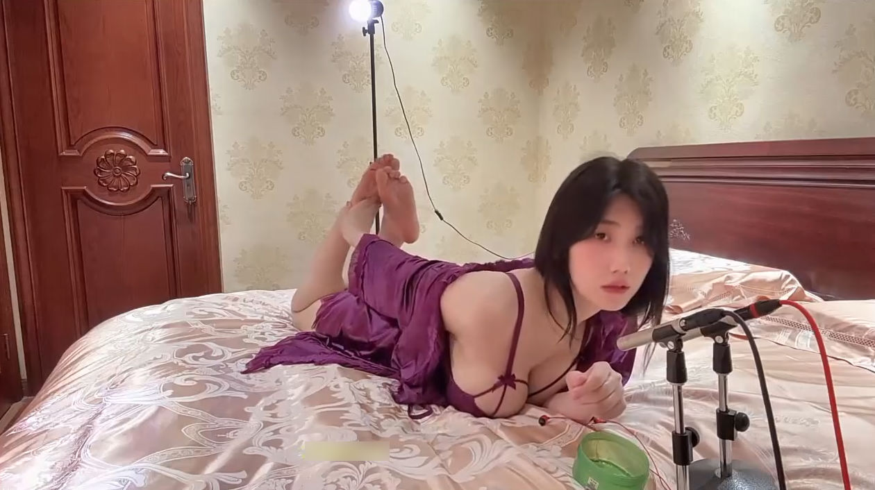 小羽表妈紫色睡衣吊带芦荟胶涂抹-[12分钟]