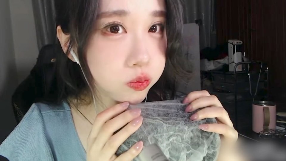 斗鱼主播轩子巨二兔吃播掏耳切片- 轩子巨二兔[36分钟]