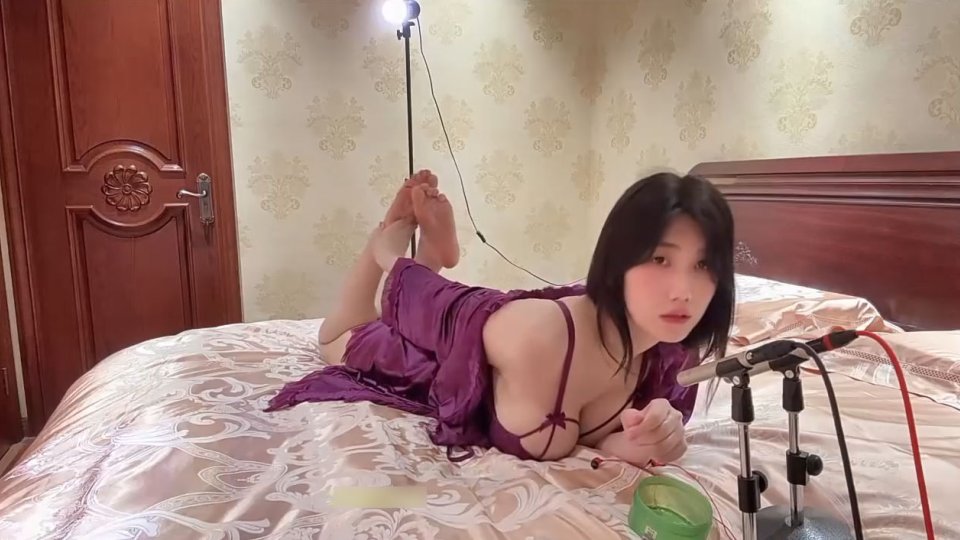 小羽表妈紫色睡衣吊带芦荟胶涂抹-[12分钟]
